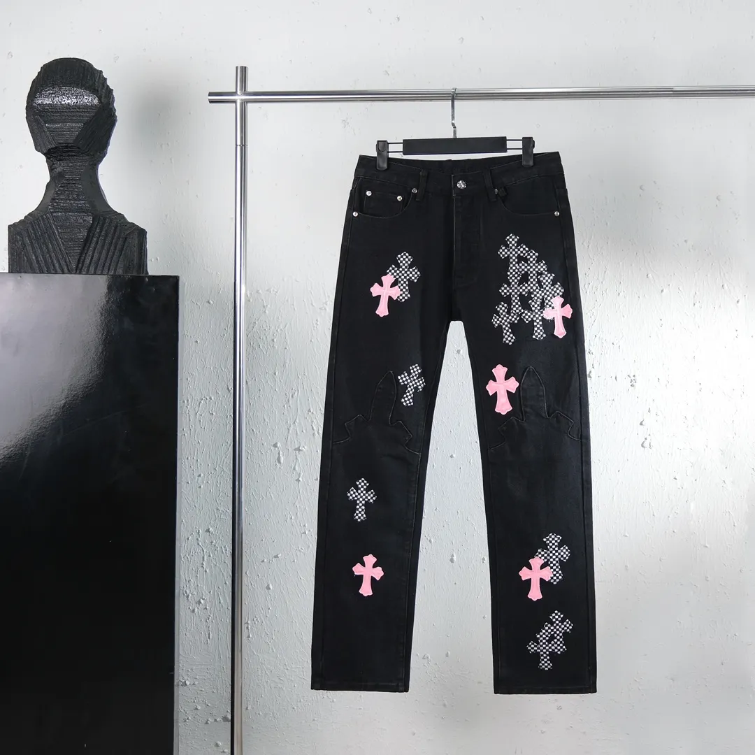 P280 (top version) Chrome hearts new city-limited flame plaid black and pink jeans Chrome hearts city-limited jeans Hardware customization Original development vintage levis American-made 501 black and gray base remake Levi's American-made 501 base imported sheepskin 925 silver remake [Top heavy industry fashion design] Consistently high-street luxury style. Speaking of this style, the Zangyin family and GU family are definitely the leading representative brands. Especially the Zangyin family has really achieved a state-of-the-art effect in creating high-street style. The unique washed material is used to create this style. The color system is already quite eye-catching. After it is decorated with patchwork cross flowers, it cleverly highlights the charm of the brand. Secondly, this style uses classic The high-waist cutting design highlights the long legs and fashionable temperament of the upper body. The brand is highly recognizable and the slim fit configuration is more suitable for daily wear. It is a product that interprets personality, fashion, and specifications at a glance. This single product is enough to make any fan excited. It can be a white T-shirt for a youthful college style, or a tight suspender for a royal style. It has strong matching ability and can be easily controlled by men.  [Materials and craftsmanship] Needless to say, this point goes without saying. As an excellent craftsman brand, Zangyin’s requirements for details and craftsmanship are really perfect. The washed color of this model has gone through so many processes, not to mention the embellishment of denim appliques. It is also purely hand-made and sewn. Just like what they believe in, only hand-made things have soul and have the meaning of wear. A top-notch heavy-duty fashionable denim item, I look forward to your perfect interpretation! !  Color: Black Size: S M L XL